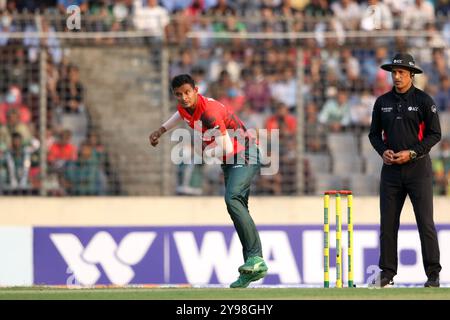 Nasum Ahmed Bowl durante la seconda partita T20 di due serie di partite del Bangladesh e dell'Afghanistan allo Sher-e-Bangla National Cricket Stadium di Mirpur, Dhaka Foto Stock