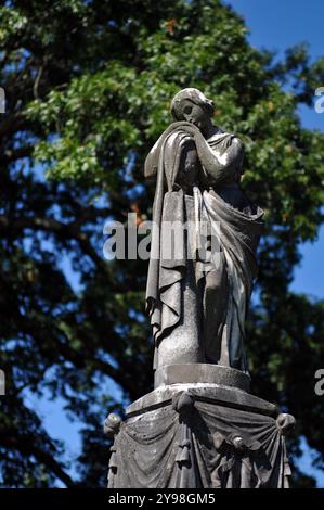 Una statua di una donna in lutto si erge in cima a una tomba nello storico cimitero di Frankfort a Frankfort, Kentucky. Foto Stock