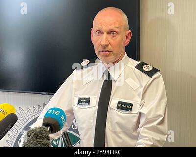 L'assistente capo del PSNI Davy Beck parla ai media al quartier generale del PSNI a Belfast per l'omicidio di Mary Ward. La ventiduenne è stata trovata morta da agenti di polizia nella sua casa in Melrose Street, Belfast, il 1° ottobre. Data foto: Mercoledì 9 ottobre 2024. Foto Stock