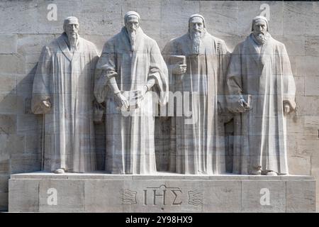 Le statue dei teologi William Farel, Jean Calvin, Theodore Beza e John Knox sono visibili al muro della riforma a Ginevra in Svizzera Foto Stock