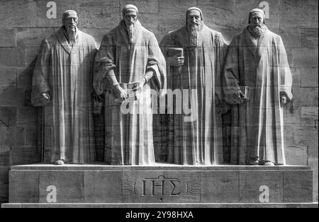 Le statue dei teologi William Farel, Jean Calvin, Theodore Beza e John Knox sono visibili al muro della riforma a Ginevra in Svizzera Foto Stock