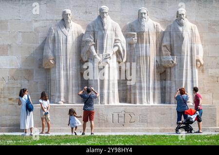 Le statue dei teologi William Farel, Jean Calvin, Theodore Beza e John Knox sono visibili al muro della riforma a Ginevra in Svizzera Foto Stock