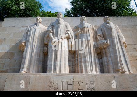 Le statue dei teologi William Farel, Jean Calvin, Theodore Beza e John Knox sono visibili al muro della riforma a Ginevra in Svizzera Foto Stock