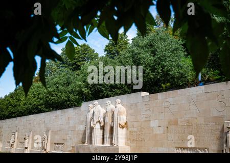 Le statue dei teologi William Farel, Jean Calvin, Theodore Beza e John Knox sono visibili al muro della riforma a Ginevra in Svizzera Foto Stock