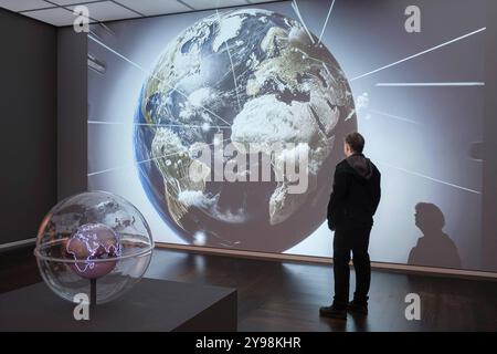 DAS Wallraf-Richartz-Museum in Koeln beschaeftigt sich ab Freitag mit der Geschichte und Zukunft von Museen. Foto vom 09.10.2024: Ingo Guenther Günther, Museumsnavigator, 2024 Globus, Projektion Anlass fuer die Schau Museum der Museen. Eine Zeitreise durch die Kunst des Ausstellens und Sehens ist das 200. Todesjahr des Koelner Sammlers Ferdinand Franz Wallraf 1748-1824. Die Ausstellung, Die bis zum 9. February zu sehen ist, rekonstruiert anhand von rund 230 Exponaten historische Ausstellungspraktiken und moderne Museums-Konzepte. Praesentiert werden unter anderem Gemaelde, Zeichnungen, Grafiken Foto Stock