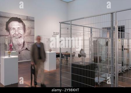 DAS Wallraf-Richartz-Museum in Koeln beschaeftigt sich ab Freitag mit der Geschichte und Zukunft von Museen. Foto vom 09.10.2024: Der Zufall kuratiert Rolywholyover. Un Circus nach John Cage, realisiert mit Koelner Museen Anlass fuer die Schau Museum der Museen. Eine Zeitreise durch die Kunst des Ausstellens und Sehens ist das 200. Todesjahr des Koelner Sammlers Ferdinand Franz Wallraf 1748-1824. Die Ausstellung, Die bis zum 9. February zu sehen ist, rekonstruiert anhand von rund 230 Exponaten historische Ausstellungspraktiken und moderne Museums-Konzepte. Praesentiert werden unter anderem Gemae Foto Stock