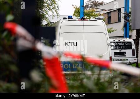 Mord-Verdacht im Kölner Promi-Viertel: Ein Angestellter fand am Morgen den leblosen Körper Seines Chef 74 nella villa dessen. Einsatzkräfte eilten zum mutmaßlichen Tatort, konnten dem Opfer aber nicht mehr helfen. Es wurde eine Mordkommission eingerichtet. Köln, 09.10.2024 NRW Deutschland *** sospetto omicidio nel quartiere delle celebrità di Colognes un dipendente ha trovato il corpo senza vita del suo capo 74 nella sua villa al mattino servizi di emergenza si precipitarono sulla scena del crimine sospettato ma non furono in grado di aiutare la vittima Una squadra di omicidi è stata costituita Colonia, 09 10 2024 NRW Germania Copyright: XChristophxHardtx Foto Stock