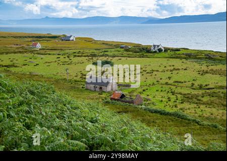 Casale abbandonato e vista del suono interno nei pressi di Applecross, Highlands Scozzesi. Foto Stock