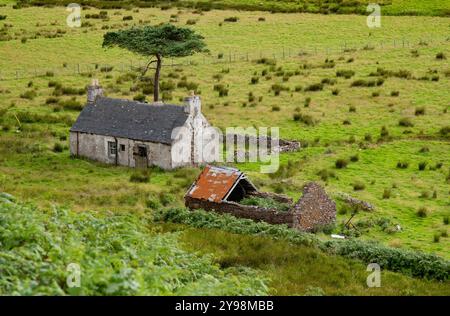 Casale abbandonato e vista del suono interno nei pressi di Applecross, Highlands Scozzesi. Foto Stock