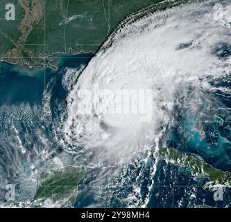 Golfo del Messico, Stati Uniti. 09 ottobre 2024. La vista diurna dell'uragano Milton, attualmente un catastrofico uragano di categoria 4 con venti di 155 mph, continua ad attraversare il Golfo del Messico dirigendosi verso la costa occidentale della Florida, mostrata sul satellite GOES-East alle 14:00 GMT del 9 ottobre 2024 sopra l'Avana, Cuba. Credito: GOES-East/NOAA/Alamy Live News Foto Stock