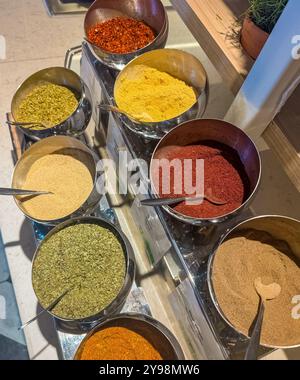 Ingredienti per cucinare, varietà colorata di spezie, erbe e altri ingredienti. Foto di alta qualità Foto Stock
