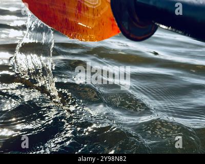 Kayak a pagaia fuori dall'acqua con gocce d'acqua che cadono Foto Stock