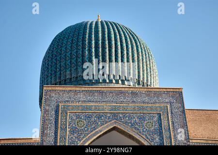 Primo piano della cupola blu di Gur-e-Amir, il mausoleo del conquistatore asiatico Timur, noto anche come Tamerlano, situato a Samarcanda, Uzbekistan. Il Do Foto Stock