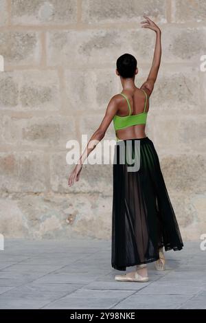 783 Scuola Nazionale di Balletto giovane ballerina al Palacio Conde Lombillo in stile coloniale portico del Palazzo dal 1741, Plaza Catedral Square. L'Avana-Cuba. Foto Stock