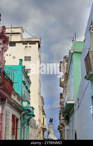 794 monumento equestre a Maximo Gomez, incorniciato dalle file di edificio su entrambi i lati della via Calle Habana. L'Avana vecchia-Cuba. Foto Stock