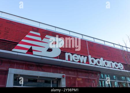 Il negozio di bandiera New Balance (NB) presso la sede di New Balance a Boston, ma, USA Foto Stock