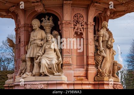 Primo piano della Doulton Fountain, la fontana in terracotta più grande del mondo, situata fuori dal Palazzo del popolo a Glasgow Green, Glasgow, Scozia Foto Stock