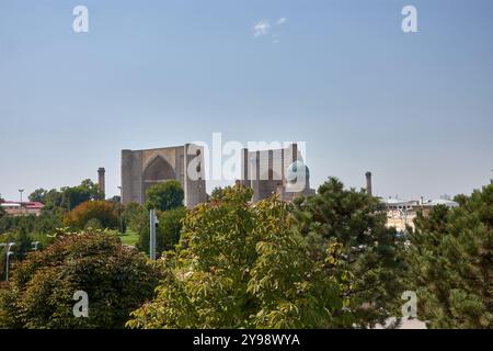 La grandezza del complesso della moschea Bibi-Khanym a Samarcanda, Uzbekistan. Costruito nel XV secolo, questo capolavoro architettonico era uno dei più grandi Foto Stock