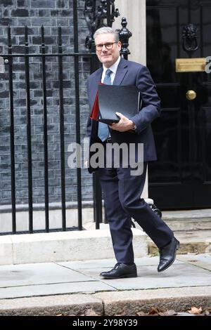 Londra, Regno Unito. 09 ottobre 2024. LONDRA, INGHILTERRA - 9 OTTOBRE: Il primo ministro britannico Sir Keir Starmer parte da 10 Downing Street per la camera dei comuni per partecipare alle domande del primo ministro (PMQ) il 9 ottobre 2024 a Londra, Inghilterra. CAP/GOL © GOL/Capital Pictures credito: Capital Pictures/Alamy Live News Foto Stock