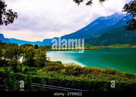 Foto del Lago di Caldaro racchiuso nelle montagne di Bolzano Foto Stock