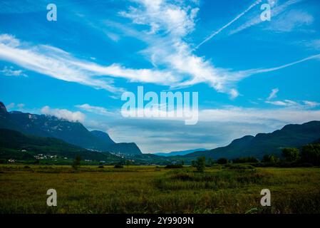 Paesaggio estivo con cielo blu e nuvole bianche sul Lago di Caldaro a Bolzano Foto Stock