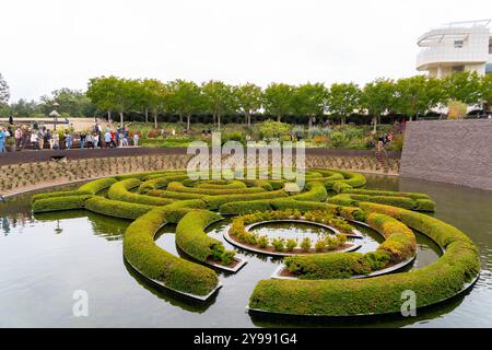 Persone che visitano Central Garden nel Getty Center. Los Angeles, California, Stati Uniti Foto Stock
