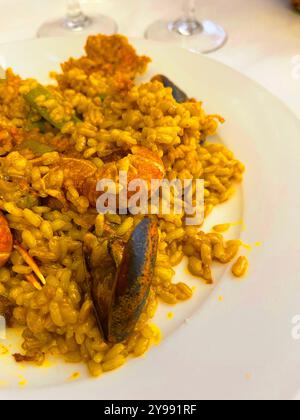 Porzione mista di paella. Spagna. Foto Stock