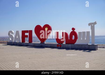 Amo Safi con un cuore nella famosa Corniche di Sidi Bouzid che ha una grande vista sull'oceano blu e sulla bellissima città di Safi Foto Stock