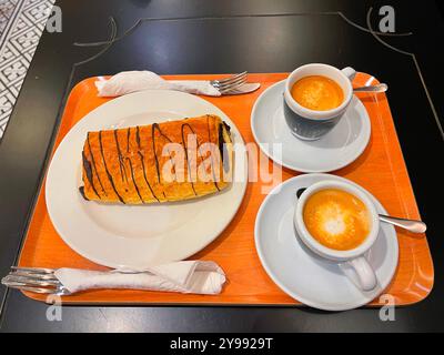 Due tazze di caffè con torta sfoglia. Foto Stock