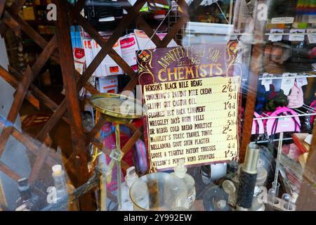 Poster che mostra le prescrizioni divertenti in una finestra dei chimici - John Gollop Foto Stock