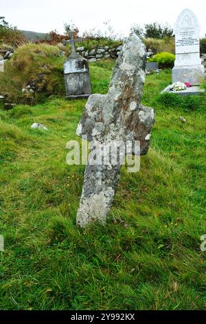 Croce medievale in pietra nel cimitero di Kilcatherine Church, Eyeries, Contea di Cork, Irlanda - John Gollop Foto Stock