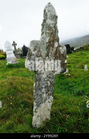 Croce medievale in pietra nel cimitero di Kilcatherine Church, Eyeries, Contea di Cork, Irlanda - John Gollop Foto Stock