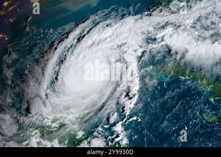 Uragano Milton nel Golfo del Messico mentre si avvicina alla Florida martedì mattina, 8 ottobre 2024. (USA) Foto Stock