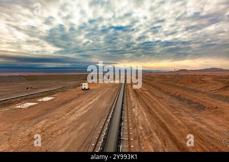 I minerali vengono trasportati su un lungo nastro trasportatore in una miniera di rame. Foto Stock