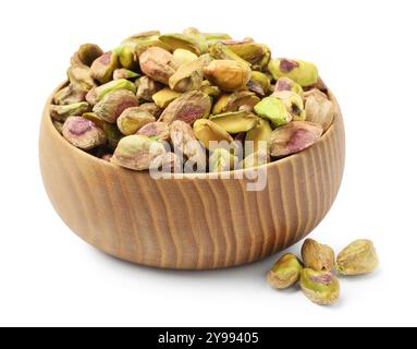 Nocciole di pistacchio sbucciate in un recipiente isolato su bianco Foto Stock