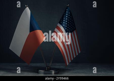 Bandiere da tavolo Stati Uniti America e bandiera nazionale Repubblica Ceca su sfondo scuro Foto Stock