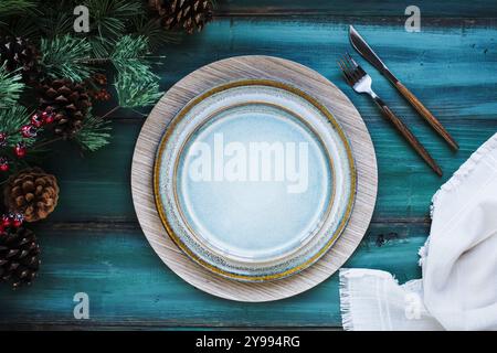 Un luogo per le vacanze con piatto, tovagliolo e argenteria su un tavolo decorato a Natale, girato da una posizione piana o dall'alto. Posizione sovratesta. Foto Stock