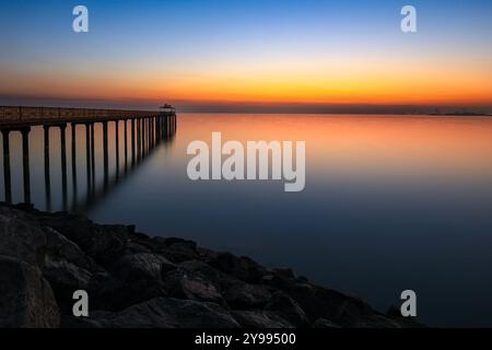 Splendida alba durante l'ora d'oro vicino alla torre del kuwait Foto Stock