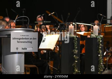 9 ottobre 2024, Sassonia-Anhalt, Halle (Saale): Due candele bruciano al servizio commemorativo per le vittime dell'attentato terroristico del 2019 nella chiesa di Sant'Ulrico. Il 9 ottobre 2019, un assassino pesantemente armato tentò di entrare nella sinagoga a Yom Kippur, la più alta festa ebraica. Quando ha fallito, ha sparato e ucciso due persone per strada e in un negozio di kebab. Foto: Heiko Rebsch/dpa Foto Stock