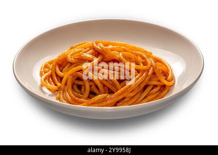 Bucatini all'Amatriciana con salsa rossa in piatto bianco isolato su bianco con percorso di ritaglio incluso Foto Stock