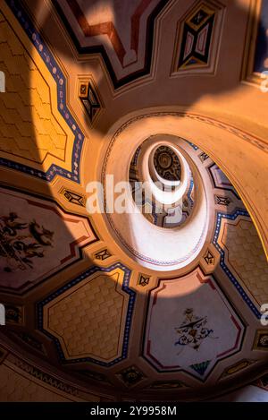 scala a chiocciola con affreschi e gradini a spirale in marmo in mattoni Foto Stock