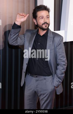 Città del Messico, Messico. 8 ottobre 2024. Diego Luna assiste al Red carpet della premiere della serie tv "la Maquina" di Disney Plus al Teatro Telcel. L'8 ottobre 2024 a città del Messico, Messico. (Foto di Yamak Perea/ Eyepix/Sipa USA) credito: SIPA USA/Alamy Live News Foto Stock