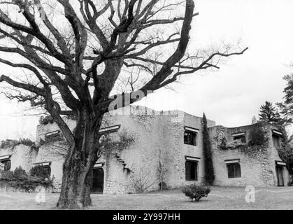 Anni '40 Archivio storico Olycom/LaPresse Marina Ricolfi Doria (Ginevra, 12 febbraio 1935) è un'ex sciatrice nautica svizzera, di origini italiane. È stata campionessa mondiale di sci d'acqua nel 1955 e nel 1957 oltre che vincitrice di titoli europei e svizzeri. Nella foto: Casa di Vittorio Emanuele anni 40 nella foto: Casa di Vittorio Emanuele degli anni '1940 credito: LaPresse/Alamy Live News Foto Stock