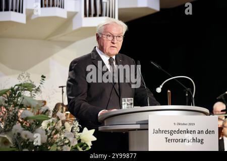 Gedenkfeier zum fuenften Jahrestag des Attentats auf die Synagoge in Halle Saale am Mittwoch 09.10.2024 in der Ulrichskirche in Halle. Foto: Bundespraesident Frank-Walter Steinmeier waehrend seiner Rede Der Rechtsterrorist Stephan B. attackiert AM 9. Oktober 2019 Die verschlossene Holztuer zum Gelaende der Synagoge, versucht in Kampfmontur, mit Sprengsaetzen und Schusswaffen in Die Synagoge zu gelangen, um dort moeglichst viele Juden zu toeten. Die Tuer haelt stand und wird zum Symbol fuer das Wunder und die Wunde von Halle , wie es spaeter oft heisst. Der Attentaeter erschiesst in der naehe d Foto Stock