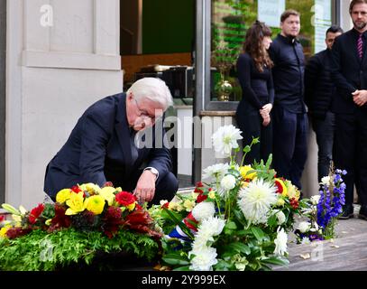 Bundespraesident Frank-Walter Steinmeier legt vor dem Doenerladen Kiez Doener in Halle Saale einen Kranz fuer die Opfer des Terroranschlags von 2019 nieder foto vom 09.10.2024. Der Rechtsterrorist Stephan B. attackiert AM 9. Oktober 2019 Die verschlossene Holztuer zum Gelaende der Synagoge, versucht in Kampfmontur, mit Sprengsaetzen und Schusswaffen in Die Synagoge zu gelangen, um dort moeglichst viele Juden zu toeten. Die Tuer haelt stand und wird zum Symbol fuer das Wunder und die Wunde von Halle , wie es spaeter oft heisst. Der Attentaeter erschiesst in der naehe der Synagoge zwei Menschen, Foto Stock