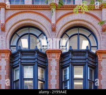 Ahrens Building, costruito nel 1895, è stato accuratamente restaurato per mostrare elaborati mattoni policromi e dettagli in terracotta. Foto Stock