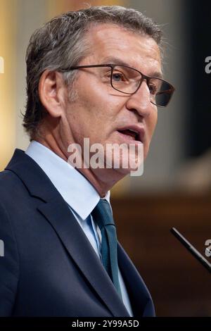 Madrid, Spagna. 09 ottobre 2024. Alberto Nunez Feijoo, presidente del PP, visto parlare al Congresso spagnolo dei deputati il 9 ottobre 2024 a Madrid, in Spagna; la sessione di controllo del governo è stata urgentemente chiamata dai partiti dell'opposizione a rivedere e discutere le azioni del governo riguardo alla crisi migratoria. Credito: SOPA Images Limited/Alamy Live News Foto Stock