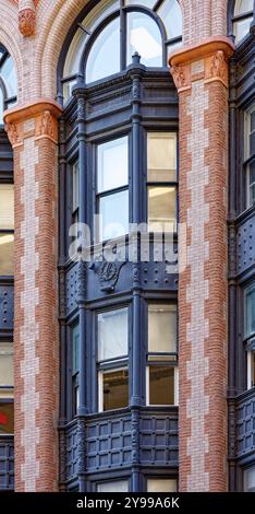 Ahrens Building, costruito nel 1895, è stato accuratamente restaurato per mostrare elaborati mattoni policromi e dettagli in terracotta. Foto Stock