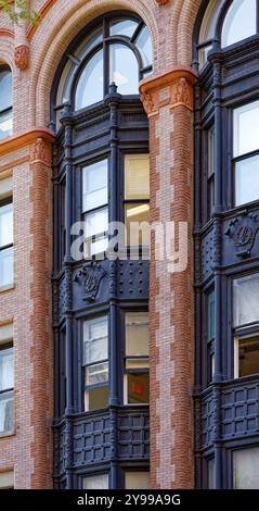 Ahrens Building, costruito nel 1895, è stato accuratamente restaurato per mostrare elaborati mattoni policromi e dettagli in terracotta. Foto Stock