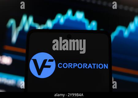 4 settembre 2024, Paraguay. In questa immagine, il logo VF Corporation viene visualizzato sullo schermo di uno smartphone Foto Stock